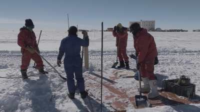 Cleaning the access to an under-ice shelter
