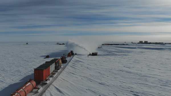 Supply convoy arrives at Concordia station after 10 days of crossing