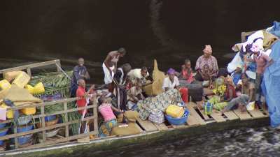 Overloaded boat on Alima river
