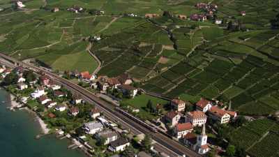 Geneva Lake shores, villages and vineyards