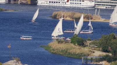 Sailboats on the Nile, Hotels and cruise ships