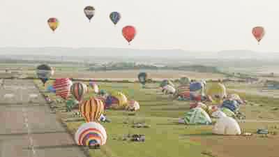 Air baloons take off
