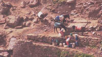 Peasants who fetch water from the spring in the mountains of the Timnkar plateau