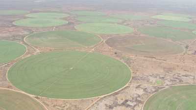 Circular irrigated cultures on a dry land