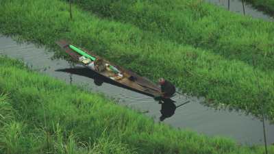 Agriculteurs en pirogues