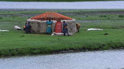 Traditional yurt mounting