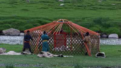 Traditional yurt mounting