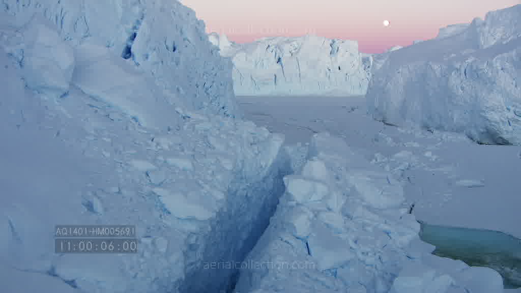 Vol dans un canyon du glacier l'Astrolabe l'été au crépuscule