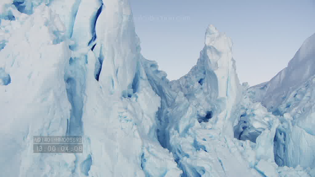 Vol dans un canyon du glacier l'Astrolabe l'été au crépuscule