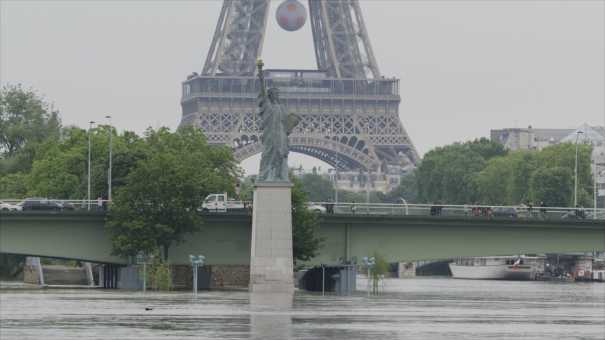 Crue de la Seine dans Paris (filmée du sol)