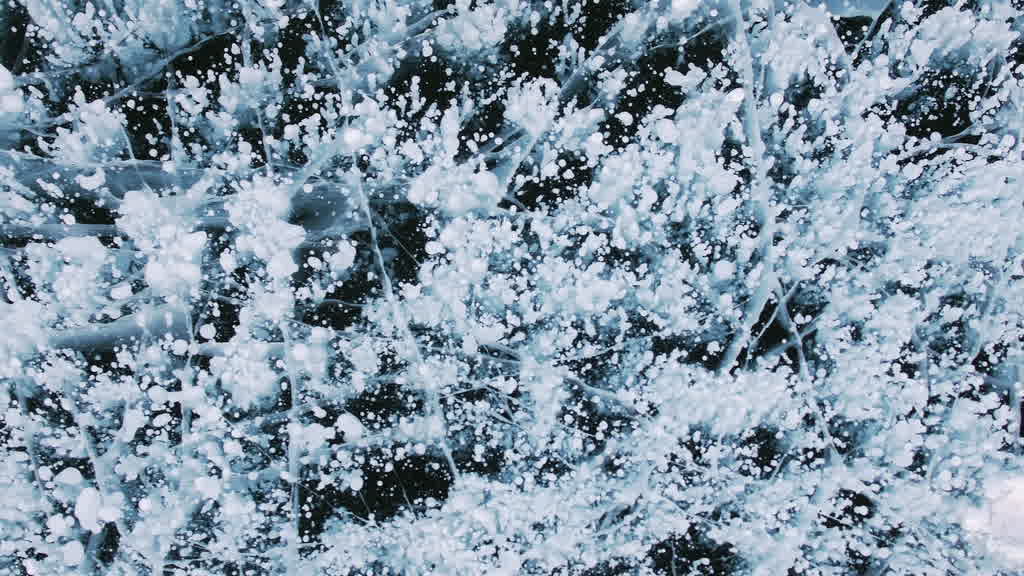 Bulles de méthane emprisonnées dans la glace du lac Baïkal