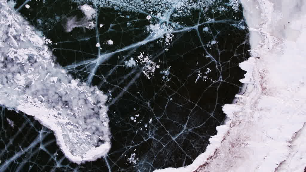Bulles de méthane emprisonnées dans la glace du lac Baïkal