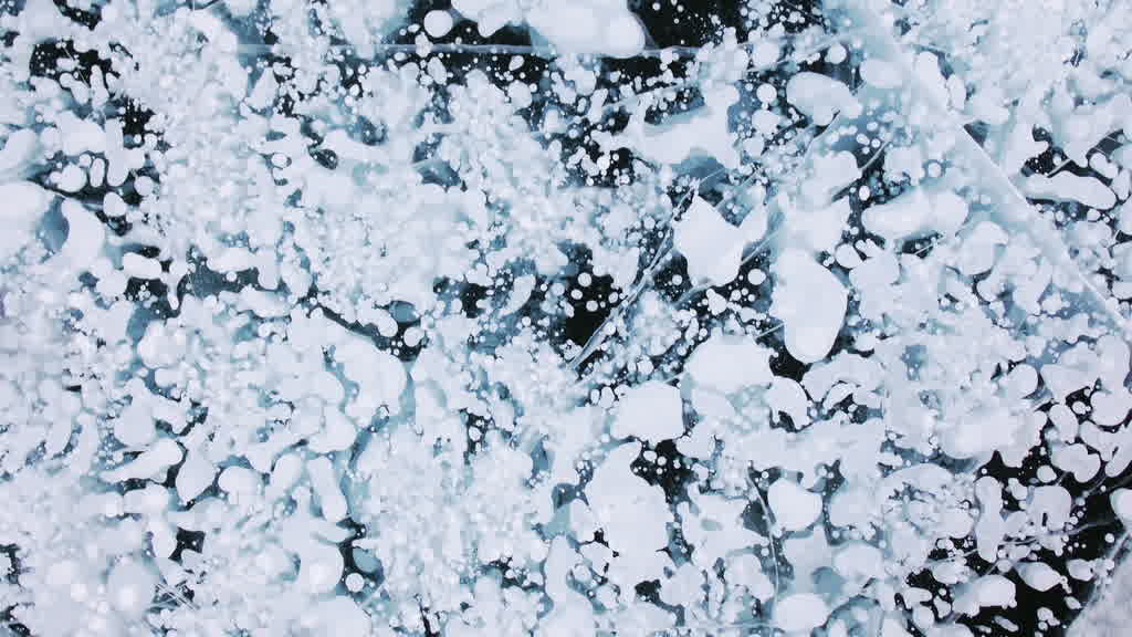 Bulles de méthane emprisonnées dans la glace du lac Baïkal