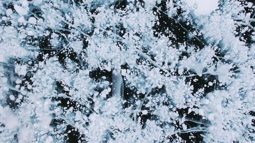 Bulles de méthane emprisonnées dans la glace du lac Baïkal