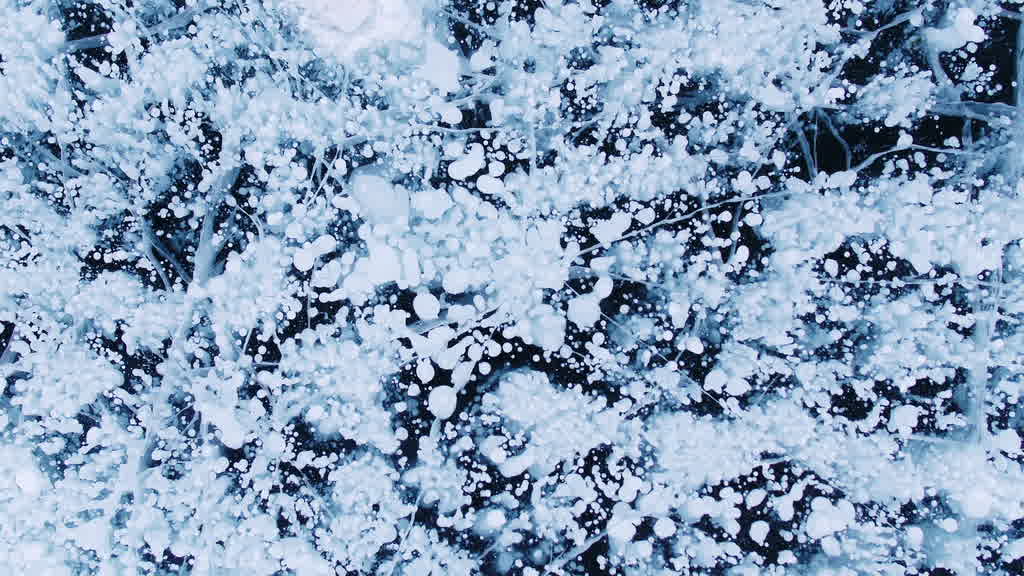 Bulles de méthane emprisonnées dans la glace du lac Baïkal