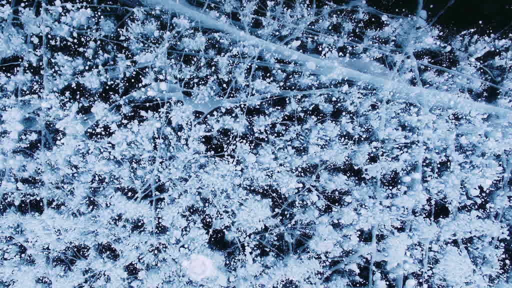 Bulles de méthane emprisonnées dans la glace du lac Baïkal