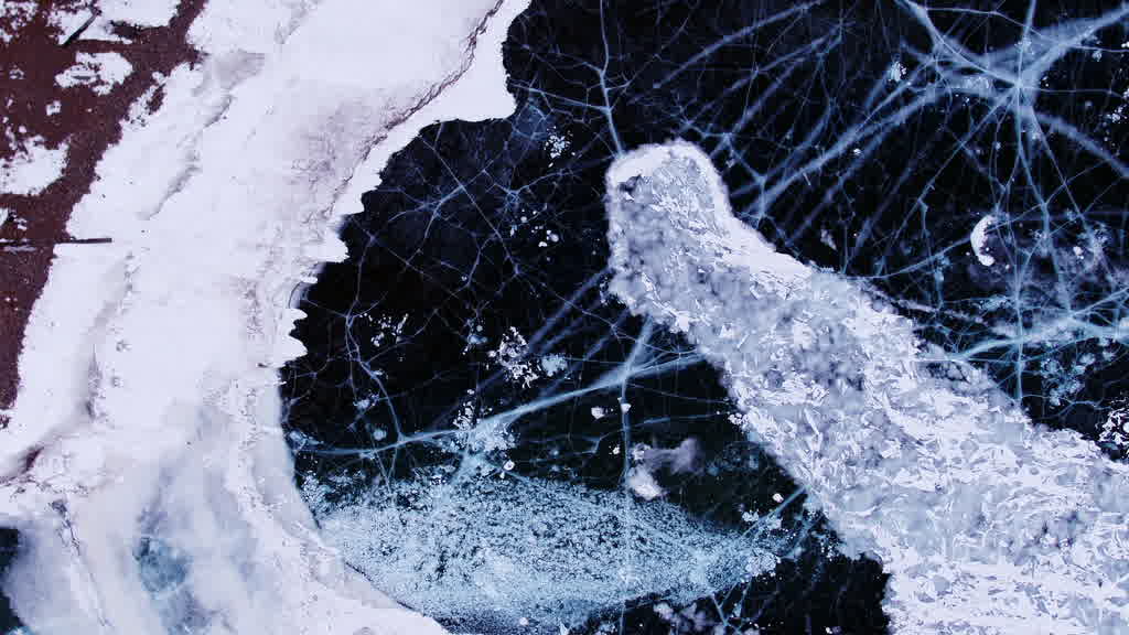 Bulles de méthane emprisonnées dans la glace du lac Baïkal