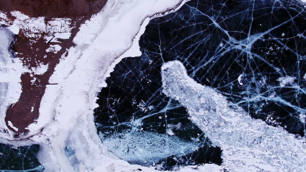 Bulles de méthane emprisonnées dans la glace du lac Baïkal