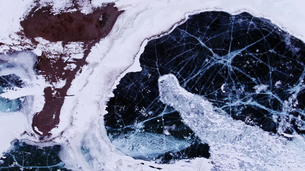 Bulles de méthane emprisonnées dans la glace du lac Baïkal