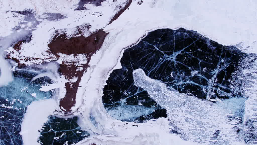 Bulles de méthane emprisonnées dans la glace du lac Baïkal