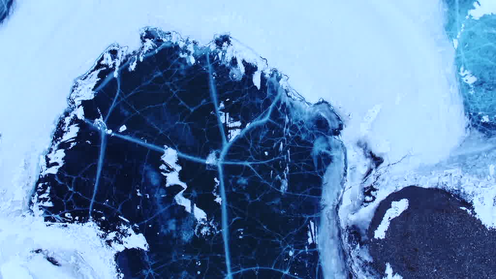 Bulles de méthane emprisonnées dans la glace du lac Baïkal