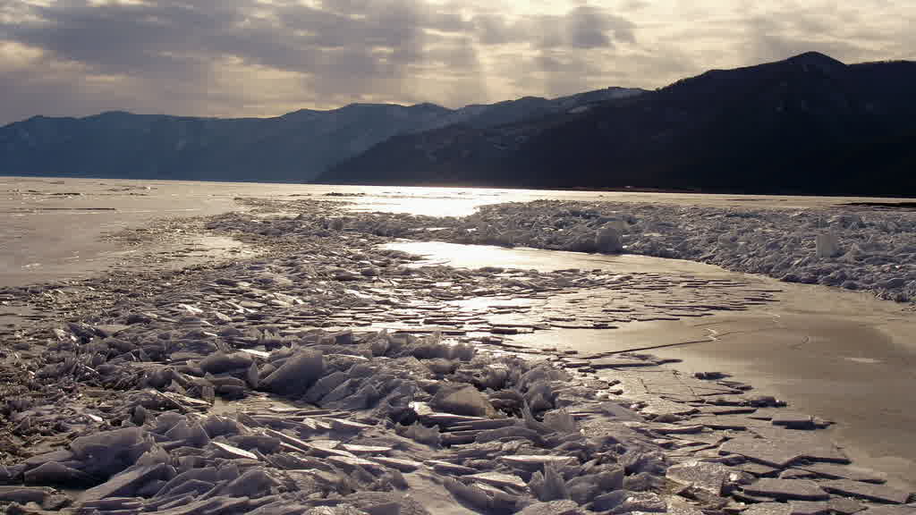 Le lac Baïkal à la fin de l'hiver
