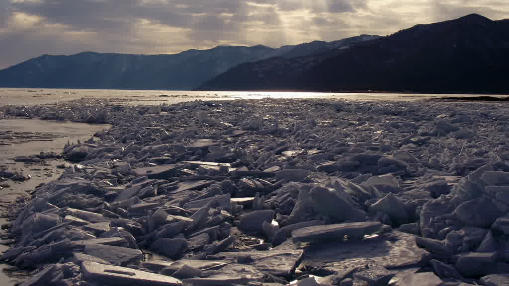 Le lac Baïkal à la fin de l'hiver