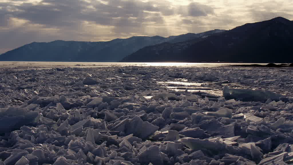 Le lac Baïkal à la fin de l'hiver