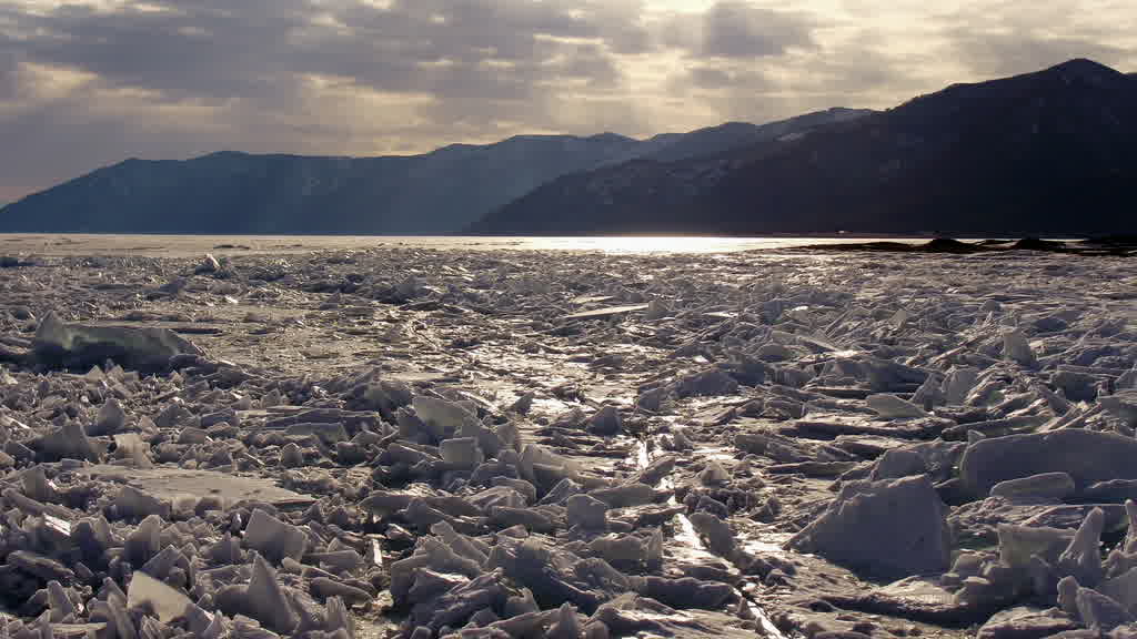 Le lac Baïkal à la fin de l'hiver