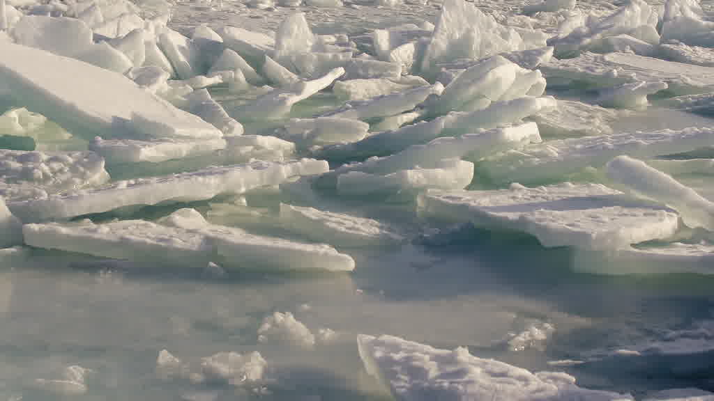 Le lac Baïkal à la fin de l'hiver