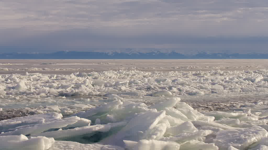Le lac Baïkal à la fin de l'hiver