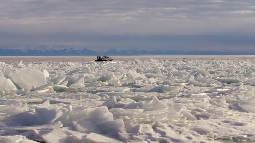 Le lac Baïkal à la fin de l'hiver