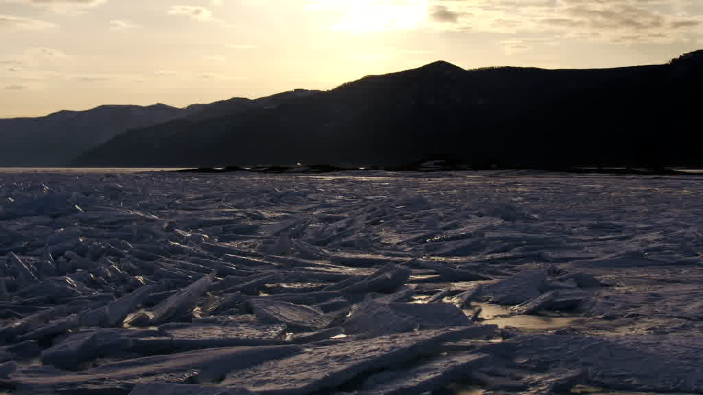Le lac Baïkal à la fin de l'hiver
