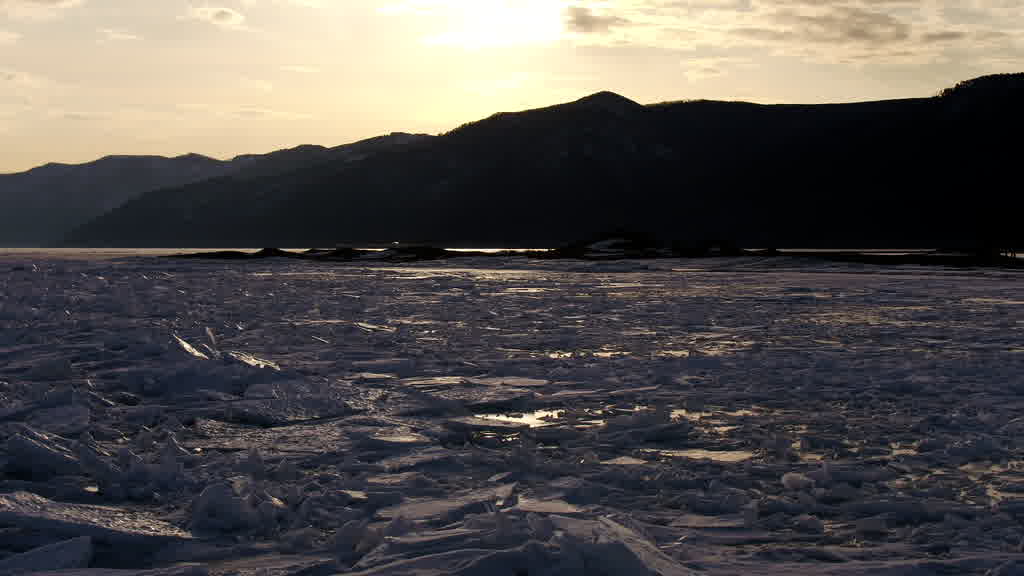 Le lac Baïkal à la fin de l'hiver