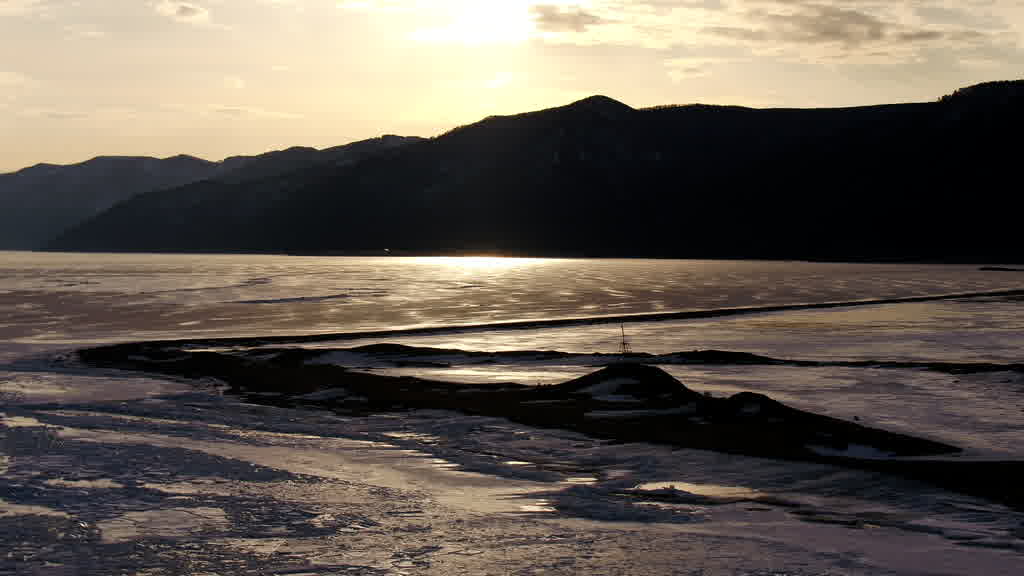 Le lac Baïkal à la fin de l'hiver