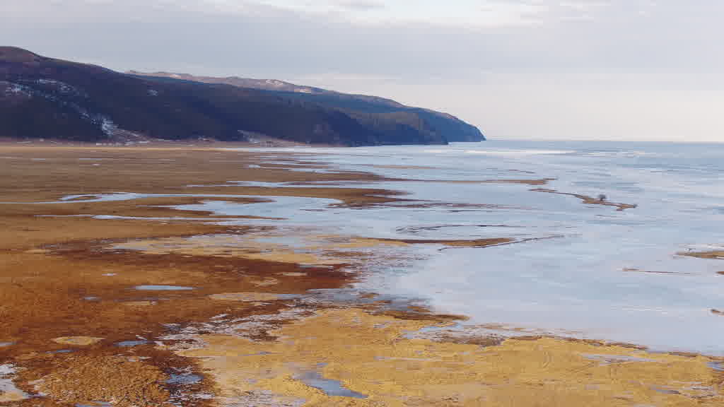 Le lac Baïkal à la fin de l'hiver