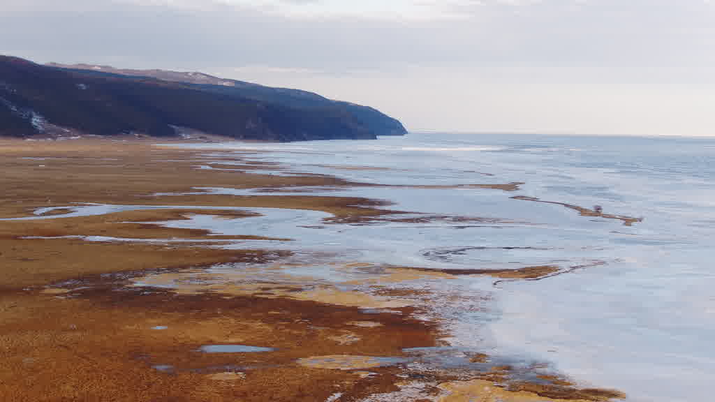 Le lac Baïkal à la fin de l'hiver