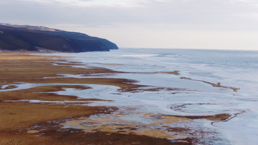 Le lac Baïkal à la fin de l'hiver