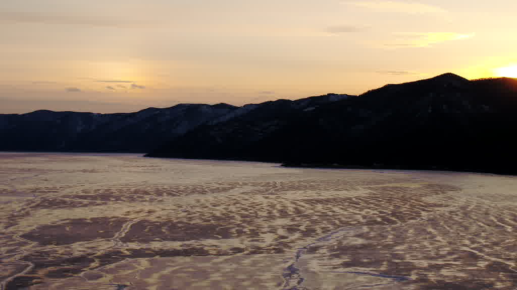 Le lac Baïkal à la fin de l'hiver
