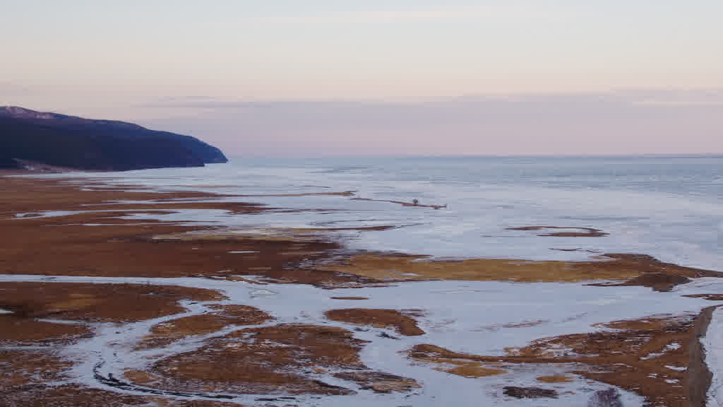 Le lac Baïkal à la fin de l'hiver