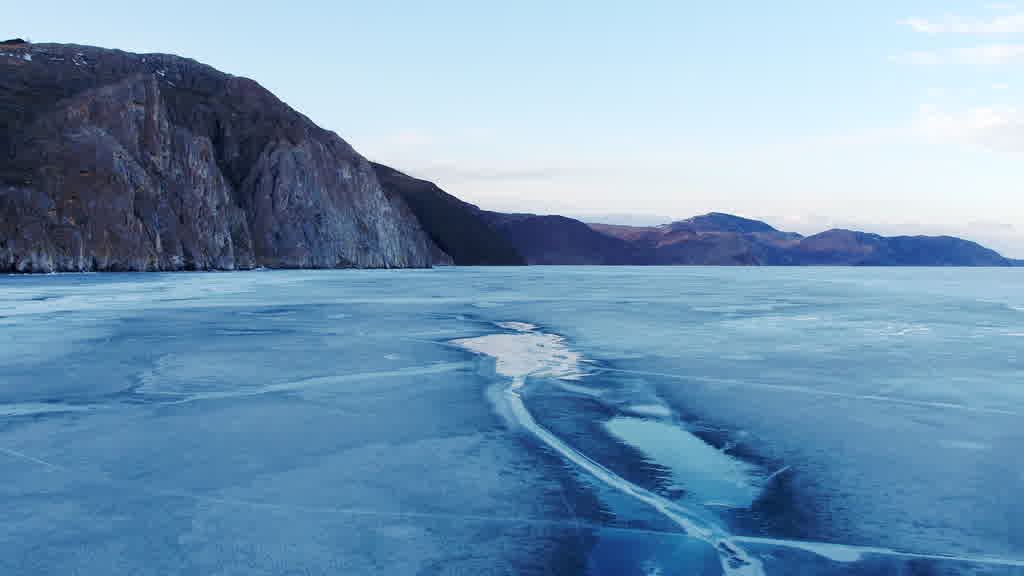 Le lac Baïkal à la fin de l'hiver