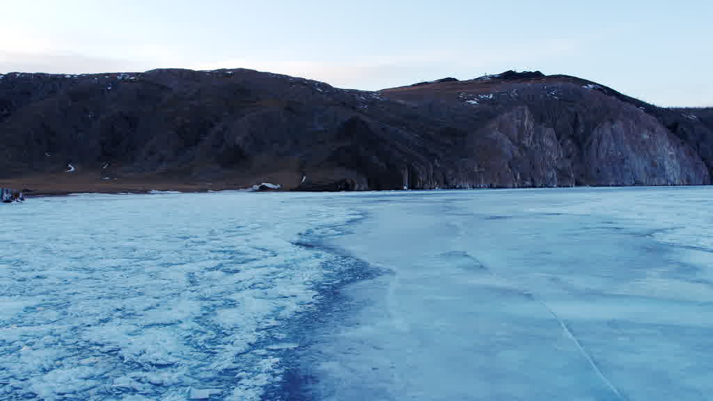 Le lac Baïkal à la fin de l'hiver