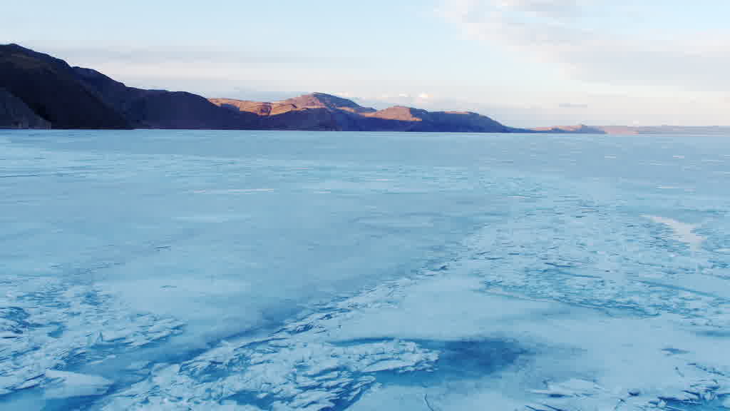 Le lac Baïkal à la fin de l'hiver