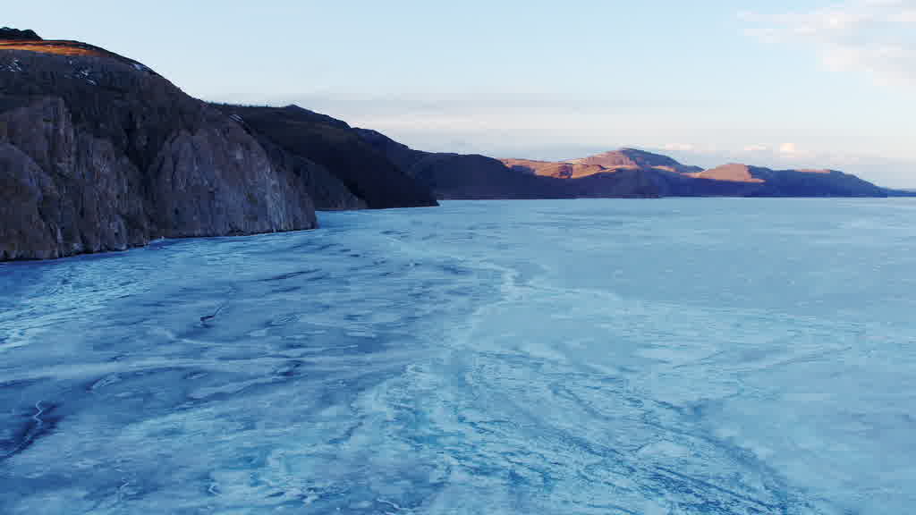 Le lac Baïkal à la fin de l'hiver