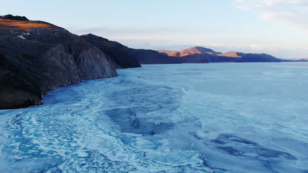 Le lac Baïkal à la fin de l'hiver