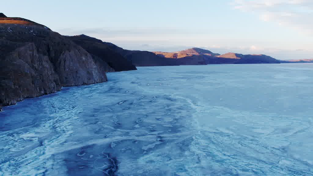 Le lac Baïkal à la fin de l'hiver