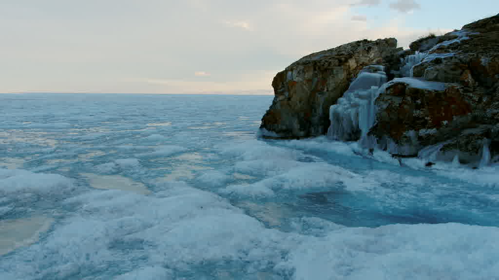Le lac Baïkal à la fin de l'hiver