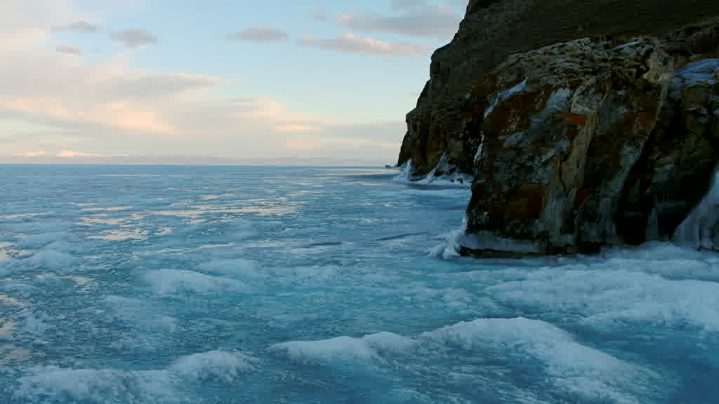 Le lac Baïkal à la fin de l'hiver