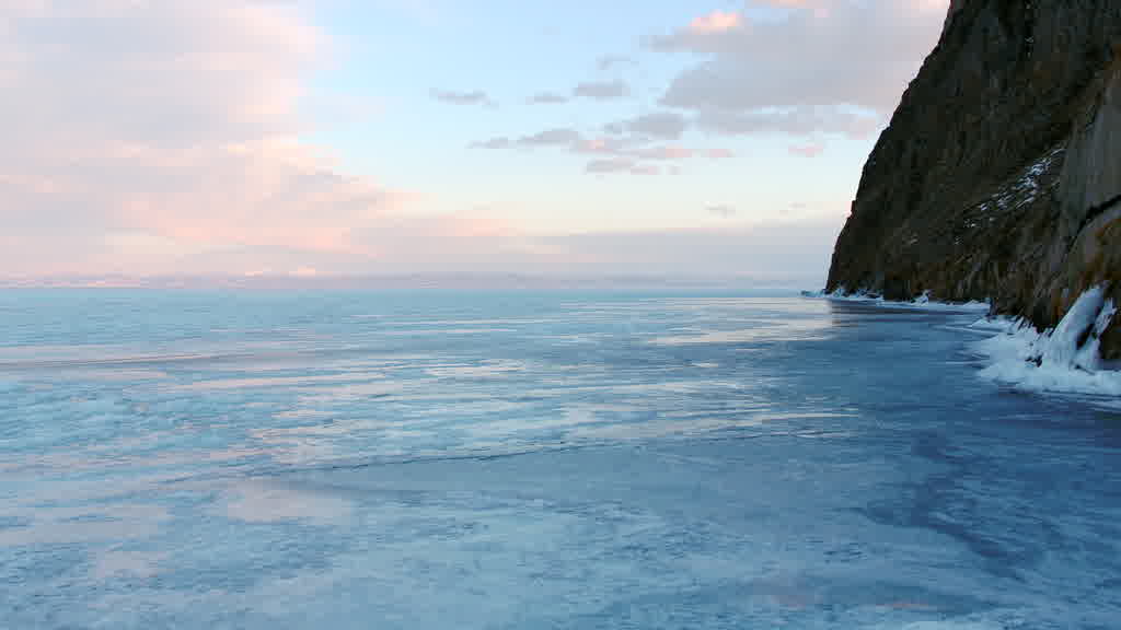 Le lac Baïkal à la fin de l'hiver