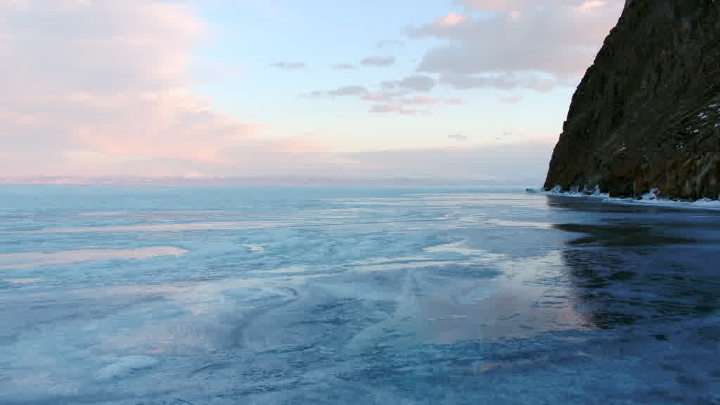 Le lac Baïkal à la fin de l'hiver